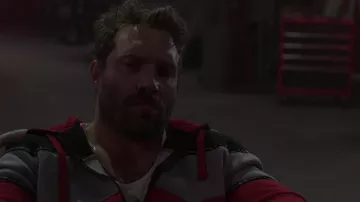 Akademiks Sweat à capuche porté par Bob Goodwin (Jai Courtney) vu dans Kaléidoscope (S01E03)