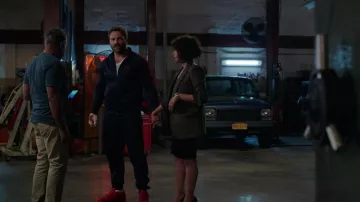 Baskets rouges portées par Bob Goodwin (Jai Courtney) comme on le voit dans Kaléidoscope (S01E04)