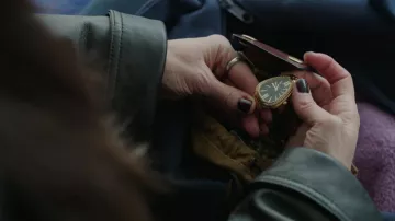 Bulgari Serpenti Watch vue dans les tenues de la série télévisée Kaléidoscope (S01E05)
