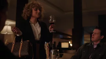 Bolso Louis Vuitton usado por Judy Goodwin (Rosaline Elbay) como se ve en el programa de televisión Kaleidoscope (S01E07)