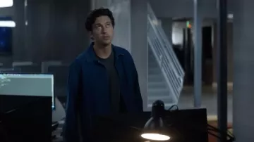 Chaqueta vaquera azul usada por Craig (Nat Wolff) como se ve en el vestuario del programa de televisión The Consultant (Temporada 1)