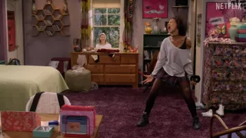 Jupe en tartan portée par Gwen (Ashley Aufderheide) comme on le voit dans That '90s Show Outfits (Saison 1)