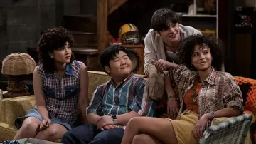 Chemise et jupe sans manches en denim à carreaux portées par Nikki (Sam Morelos) comme on le voit dans That '90s Show Wardrobe (saison 1)