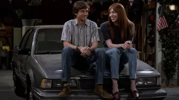 Chaussures en daim portées par Eric Forman (Topher Grace) comme on le voit dans la série télévisée That '90s Show (saison 1)