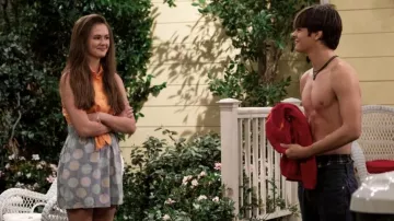 Jupe à pois portée par Serena (Olivia Sanabia) comme on le voit dans That '90s Show Outfits (Saison 1)