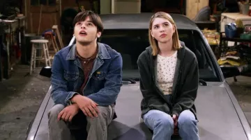 Veste en jean portée par Jay (Mace Coronel) comme on le voit dans les tenues de la série télévisée That '90s Show (saison 1)