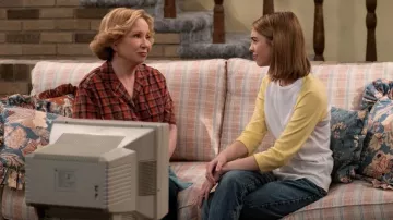 T-shirt à manches longues Raglan porté par Leia Forman (Callie Haverda) comme on le voit dans That '90s Show (saison 1)