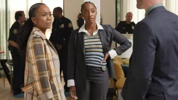 Manteau marron à carreaux porté par Amanda (Sonja Sohn) dans les tenues de Will Trent (saison 1, épisode 1)