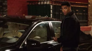 Chaqueta de gamuza Sherpa usada por el agente especial Andre Raines (Carter Redwood) como se ve en FBI: International (S02E09)