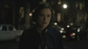 Foulard porté par Loretta McLaughlin (Keira Knightley) vu dans le film Boston Strangler