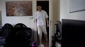 Le bas de jogging beige porté par PRIME dans la vidéo NOËL N'ATTEND PAS ! (J’ai des cadeaux pour vous) #LAVIDE213