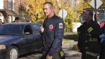 Montre tactique portée par Kelly Severide (Taylor Kinney) vue dans la série télévisée Chicago Fire (S11E10)