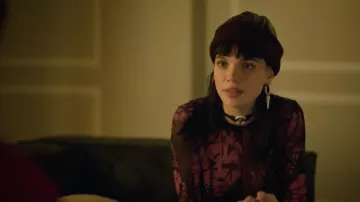 The printed top worn by Mencía Blanco (Martina Cariddi) in the series Elite (Season 6 Episode 4)