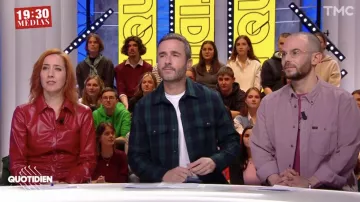 La camisa verde y azul oscuro usada por Julien Bellver en el show de Quotidien del 15 de noviembre de 2022