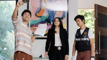 Mira usado por Chris Park (Jay Lee) como se ve en los trajes de la serie de televisión CSI: Vegas (Temporada 2 Episodio 10)