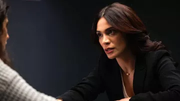 Collier porté par Samantha Maroun (Odelya Halevi) dans les tenues de la série Law & Order (S22E10)