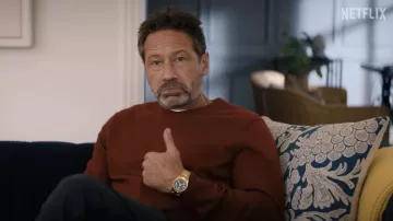 Montre en or avec cadran noir portée par Arnold (David Duchovny) comme on le voit dans You People