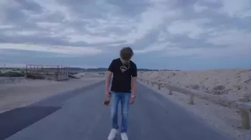 Le t-shirt cœur noir du rappeur LVZ dans son clip Malade
