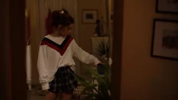 Sweat-shirt porté par Abbie (Katie Douglas) dans les tenues de la série télévisée Ginny & Georgia (saison 1 épisode 3)