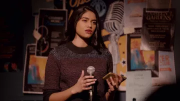 Suéter estampado usado por Padma (Rebecca Ablack) como se ve en Ginny & Georgia (S02E05)