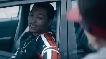 Pull Fila porté par Big Meech (Demetrius Flenory Jr.) dans les tenues de la série télévisée BMF (saison 2 épisode 1)