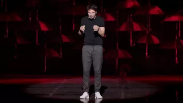 Le pantalon gris porté par Guillermo Guiz dans la vidéo YouTube Vivre le moment présent - Guillermo Guiz à bon fond - CANAL+