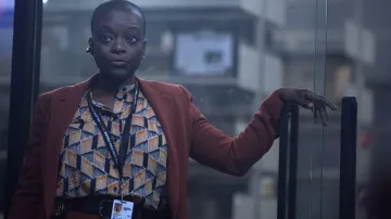 Chemise à chemisier imprimé géométrique portée par Kemi (rôle d’Adeola) comme on le voit dans les tenues de l’unité Alert: Missing Persons (saison 1 épisode 1)