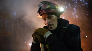Gants en daim portés par Manny Perez (Kevin Alejandro) dans la garde-robe de l’émission Fire Country (S01E09)