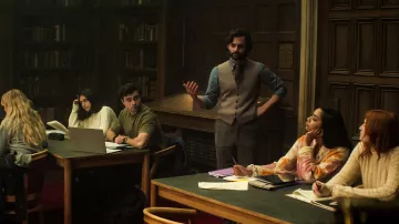 Chaleco de traje usado por Joe Goldberg (Penn Badgley) como se ve en el programa de televisión You (Temporada 4)