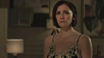 Babydoll brodée en dentelle portée par Kate (Charlotte Ritchie) comme on le voit dans la garde-robe de la série télévisée You (saison 4)