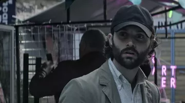 Gorra de sombrero negro usada por Joe Goldberg (Penn Badgley) como se ve en el programa de televisión You (Temporada 4)