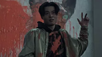 Veste bomber portée par Simon (Aidan Cheng) vue dans les tenues de la série télévisée You (saison 4)