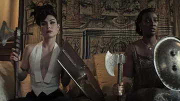 Collier porté par Blessing (Ozioma Whenu) comme on le voit dans You (saison 4)