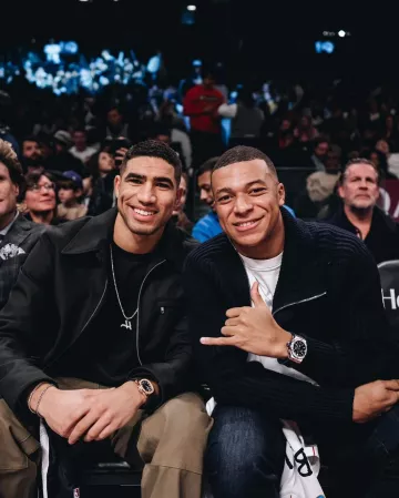 La veste zippée portée par Achraf Hakimi lors de la rencontre NBA entre les Brooklyn Nets et les San Antonio Spurs, le lundi 2 janvier 2023 à New York