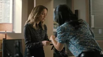 Chemisier porté par Maggie Bloom (Allison Miller) dans A Million Little Things (saison 4, épisode 7)