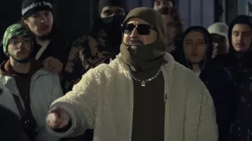 La chaqueta con capucha caqui usada por Freddy Gladieux en el video de YouTube ¿Quién tiene los mejores daronnes?