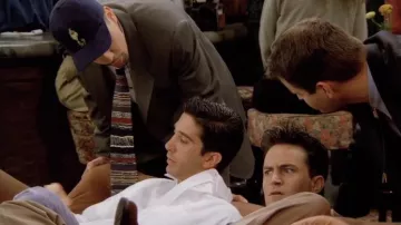 La casquette violette Dr Seuss The Grinch 1994 portée par Arthur (Nicky Katt) dans la série Friends (S02E21)