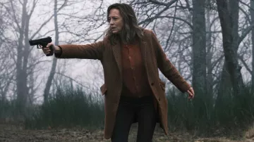 Brown coat worn by Camille Hartmann (Hélène de Fougerolles) in Les Disparus de la Forêt Noire TV series (Season 1)