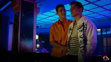 Chaqueta de camisa estampada blanca usada por Iván Carvalho (André Lamoglia) en trajes de la serie de televisión Elite (Temporada 6 Episodio 4)