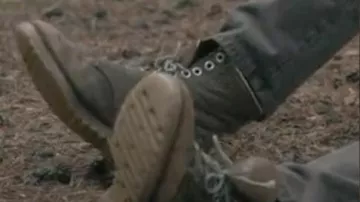 Bottes en cuir portées par Danny Jansson (Tyler Barnhardt) dans la série télévisée Tales from the Loop (saison 1, épisode 2)