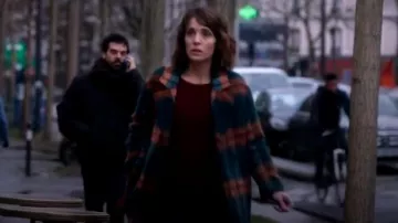 The wool and leather coat worn by Agnès (Alix Poisson) in the series Quadras (Season 1 Episode 8)