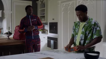 Chemise verte à manches courtes imprimée portée par Kevin (Jacob Latimore) comme on le voit dans House Party