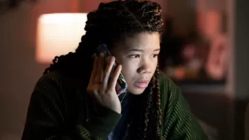 Veste en velours côtelé vert portée par June (Storm Reid) comme on le voit dans le film Missing