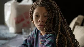 Chandail-rayé porté par June (Storm Reid) comme on le voit dans Missing