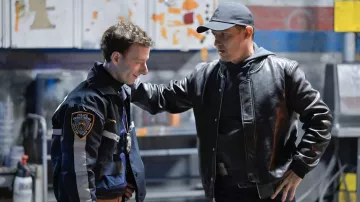 Veste bomber en cuir noir portée par Jamie Reagan (Will Estes) comme on le voit dans la série télévisée Blue Bloods (S13E10)