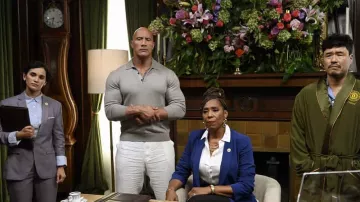 Polo gris porté par Dwayne Johnson dans la série télévisée Young Rock (S03E08)