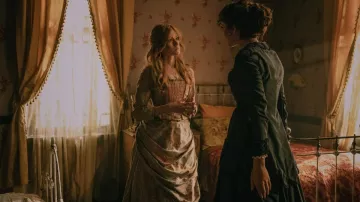 Vestido usado por Abby Walker (Katherine McNamara) como se ve en los trajes de la serie de televisión Walker Independence (S01E08)