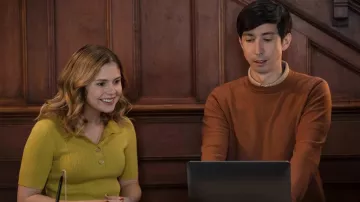 Haut jaune moutarde porté par Samantha (Rose McIver) dans les tenues de la série télévisée Ghosts (S02E12)