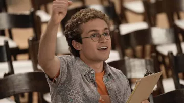 Chemise à manches courtes imprimée grise portée par Adam Goldberg (Sean Giambrone) vue dans The Goldbergs (S10E11)