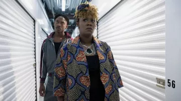 Veste longue imprimée portée par Big Mo (Andrene Ward-Hammond) comme on le voit dans les tenues de la série télévisée Your Honor (S02E01)